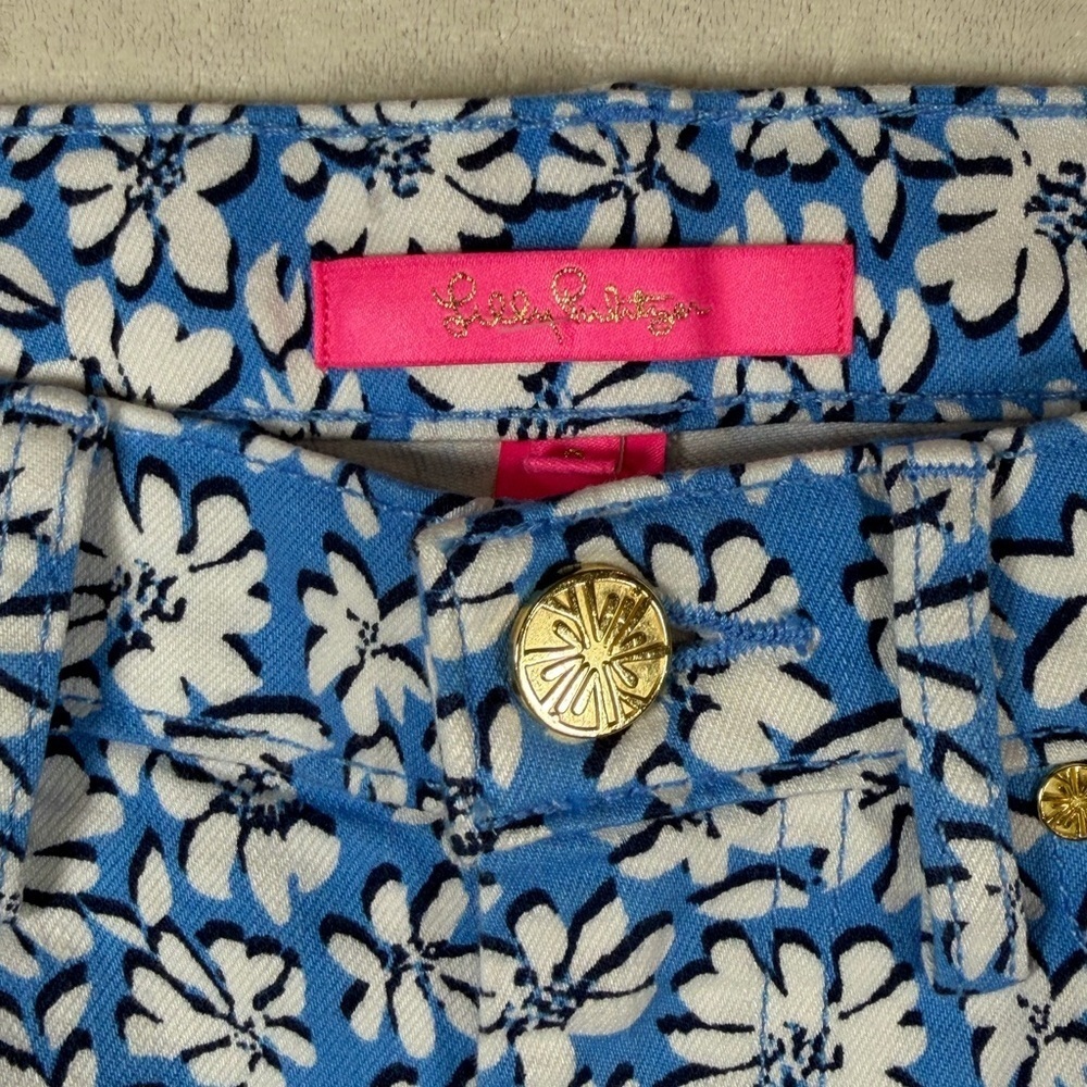 Lilly Pulitzer Sz 2 Stretch Cotton Blue and White All Over Pattern Floral Shorts - Picture 4 of 10